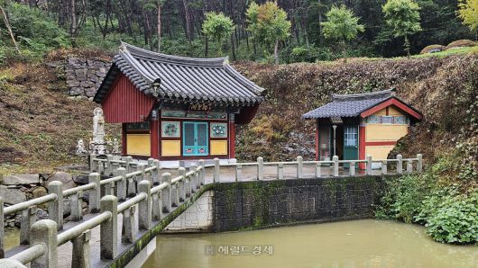 서담암 극락보전 뒤편 독성각, 용왕당