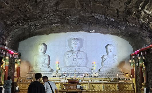 대웅전 법당의 (왼쪽부터) 석가모니불, 비로자나불, 노사나불