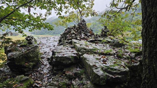 봉황루 앞 콧대 바위 전망대