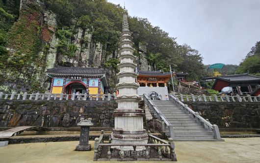 대웅전 앞 9층 석탑