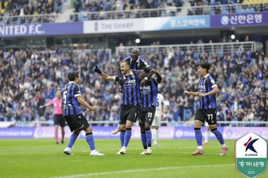 프로축구 인천 유나이티드가 26일 경남FC를 꺾고 K리그2 우승을 조기 확정했다. 인천 선수들이 승리 후 기뻐하고 있다. [한국프로축구연맹 제공]