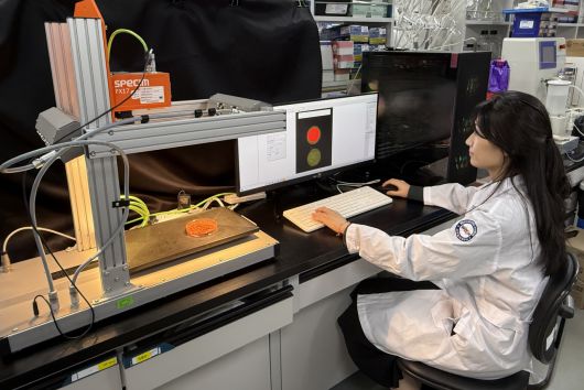 세계김치연구소 연구진이 초분광 영상을 촬영하고 있다.[세계김치연구소 제공]