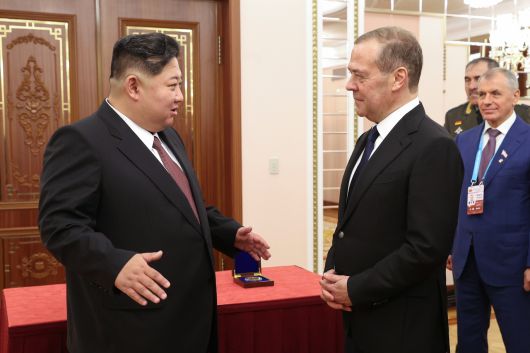 김정은 북한 국무위원장(왼쪽)이 지난 10일 북한 평양에서 열린 회의에서 러시아 안전보장이사회 부위원장 겸 통일러시아 정당 지도자 드미트리 메드베데프와 대화하고 있다. [EPA]