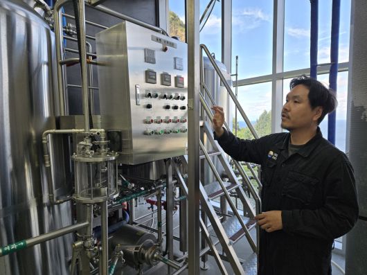 정성훈 울릉브루어리 대표가 양조장 시설을 설명하고 있다. 정석준 기자