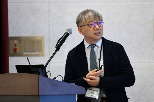 김영덕 지하실험 연구단장이 ‘IBS-INFN 중성미자 암흑물질 센터’의 비전에 대해 발표하고 있다.[IBS 제공]