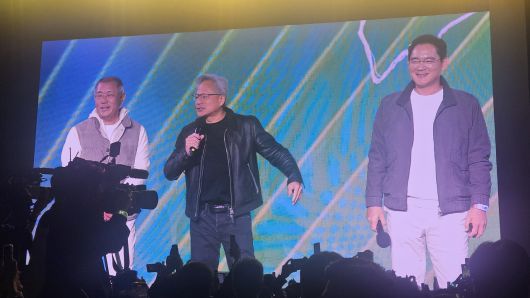 젠슨 황 엔비디아 최고경영자(CEO)와 이재용 삼성전자 회장, 정의선 현대차그룹 회장이  30일 서울 삼성동 코엑스에서 열린 엔비디아 그래픽카드 ‘지포스(GeForce)’ 한국 출시 25주년 행사에 참석해 팬들에게 인사하고 있다. 박지영 기자