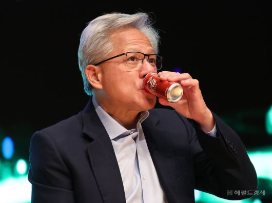 젠슨 황 엔비디아 CEO가 31일 경북 경주시 경주예술의전당에서 열린 엔비디아 기자간담회에서 취재진의 질의에 답변 중 콜라를 마시고 있다. 경주=임세준 기자