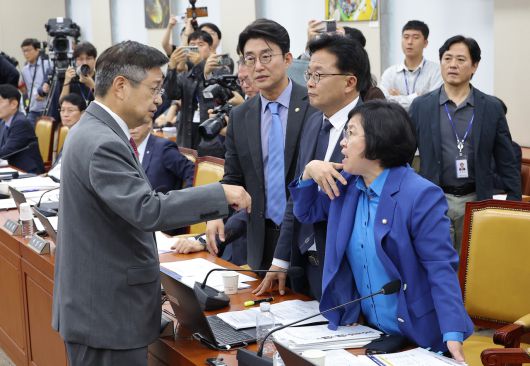 14일 국회 과학기술정보방송통신위원회에서 열린 2025년도 국정감사에서 김우영 더불어민주당 의원의 질의 중 박정훈 국민의힘 의원의 문자메시지 공개와 관련해 여야 의원들이 실랑이를 벌이고 있다. [연합]