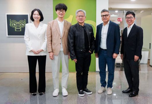 네이버와 엔비디아 경영진들이 지난 5월 22일 대만 엔비디아에서 면담을 한 후 기념 촬영하고 있다. 왼쪽부터 최수연 네이버 대표, 이해진 네이버 이사회 의장, 젠슨 황 엔비디아 CEO, 제이 퓨리 엔비디아 총괄 부사장, 김유원 네이버클라우드 대표. [네이버클라우드 제공]