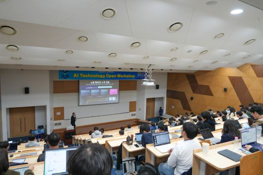 김승환 LG AI 연구원 상무가 최신 연구 동향을 소개하고 있다.[UNIST 제공]