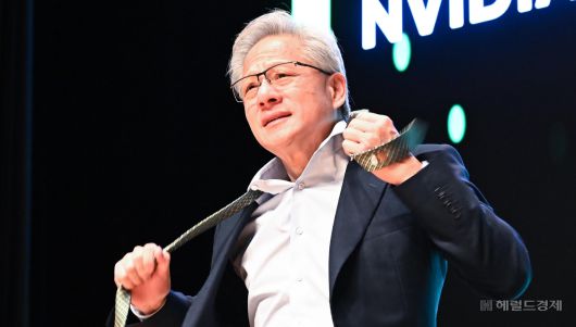젠슨 황 엔비디아 CEO가 31일 경북 경주시 경주예술의전당에서 열린 엔비디아 기자간담회에서 답변 중 넥타이를 풀고 있다. 경주=임세준 기자