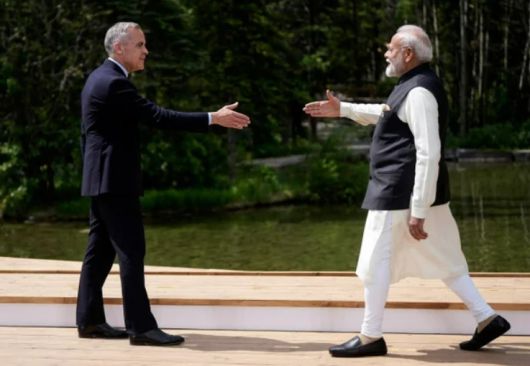 마크 카니 캐나다 총리(왼쪽)와 인도 나렌드라 모디 인도 총리가 지난 6월 캐나다 앨버타 주 카나나스키스에서 열린 주요 7개국(G7) 정상회의에서 만나 악수하려고 하고 있다.[AP]