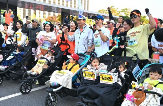 1일 서울 광화문 광장 부근 도로에서 열린 ‘2025 서울 유아차 런’에서 오세훈 서울시장이 참가 가족들과 출발 준비를 하고 있다. 2025.11.1  [서울시 제공. 재판매 및 DB금지] <연합뉴스>