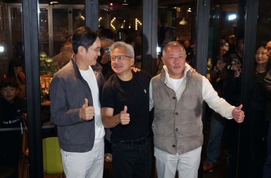 젠슨 황 엔비디아 최고경영자가 30일 서울 삼성동 한 치킨집에서 진행된 이재용 삼성전자 회장, 정의선 현대차그룹 회장과 회동을 마친 후 기념촬영을 하고 있다. 이재용 회장(왼쪽부터), 젠슨 황 CEO, 정의선 회장 [연합]