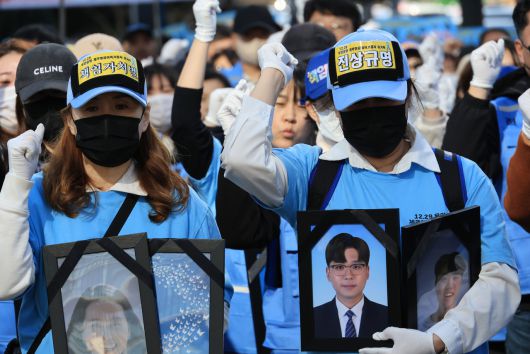 12·29 여객기 참사 희생자 유가족 등이 1일 서울 용산역 앞에서 ‘책임자 처벌, 진상규명 촉구’등을 주장하며 용산 대통령실 방향으로 행진에 앞서 구호를 외치고 있다. [연합]