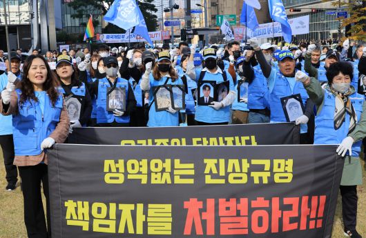 12·29 여객기 참사 희생자 유가족 등이 1일 서울 용산역 앞에서 ‘책임자 처벌, 진상규명 촉구’등을 주장하며 용산 대통령실 방향으로 행진에 앞서 구호를 외치고 있다. [연합]