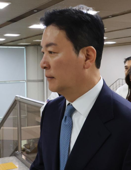 김성훈 전 대통령 경호처 차장이 31일 서초구 서울중앙지법에서 열린 윤석열 전 대통령의 특수공무 집행방해 등 혐의 재판에 증인으로 출석하고 있다. [연합]