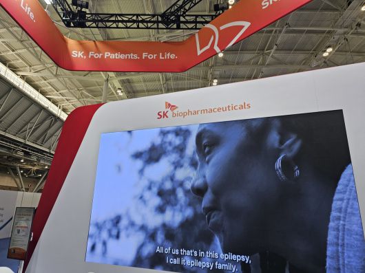 미국 보스턴에서 열린 세계 최대 바이오 전시회 ‘바이오 USA 2025’에 마련된 SK바이오팜 부스. 전면에 미국 전역에서 전개 중인 뇌전증 신약 ‘세노바메이트’ 광고영상을 배치했다. 보스턴=최은지 기자