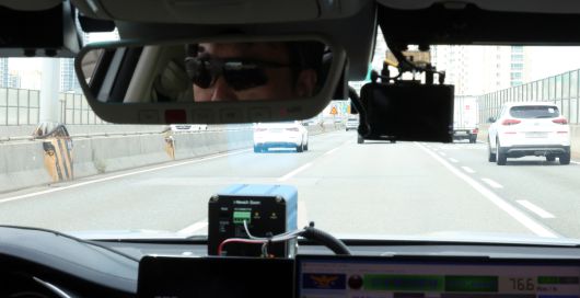 지난 5월 서울경찰청 관계자가 암행순찰차로 내부간선도로에서 과속 차량을 단속하고 있다.  [연합]