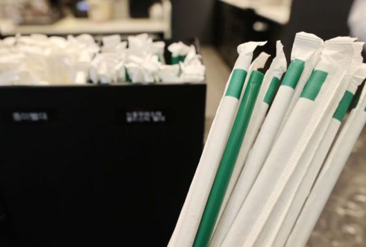 서울 한 스타벅스 매장에 플라스틱 빨대가 진열돼 있다. [연합뉴스]
