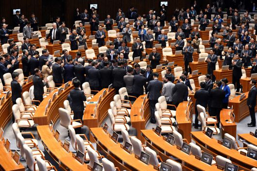 이재명 대통령이 4일 서울 여의도 국회에서 내년도 정부 예산안에 대한 시정연설을 하기 위해 본회의장으로 들어서며 의원들과 악수하고 있다. [연합]