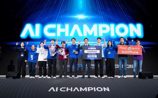 배경훈 부총리 겸 과학기술정보통신부 장관이 5일 오후 서울 용산구 드래곤시티호텔에서 열린 ‘2025 AI 챔피언 대회 시상식’ 에서 AutoPhone 팀(1위)과 기념촬영을 하고 있다. [과학기술정보통신부 제공]
