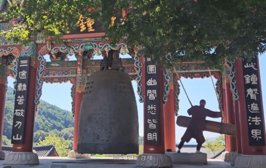 타종하는 스님의 모습