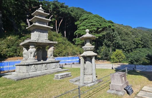 4사자 삼층 석탑과 석등