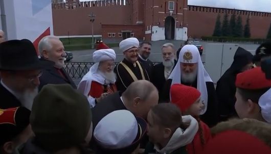 5일(현지시간) 러시아 모스크바의 붉은 광장에서 만난 블라디미르 푸틴(왼쪽) 러시아 대통령과 11세 소녀 키라 피메노바. [ 인디펜던트 영상 캡처]