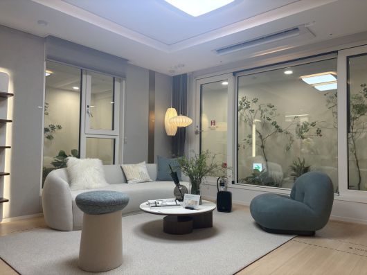 래미안 트리니원 84㎡B타입 거실의 모습. 정주원 기자