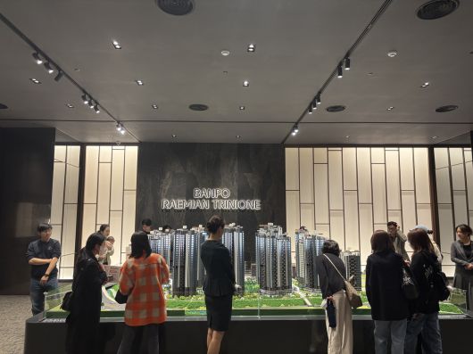 7일 견본주택에서 방문객들이 아파트 모형도를 살펴보고 있다. 정주원 기자