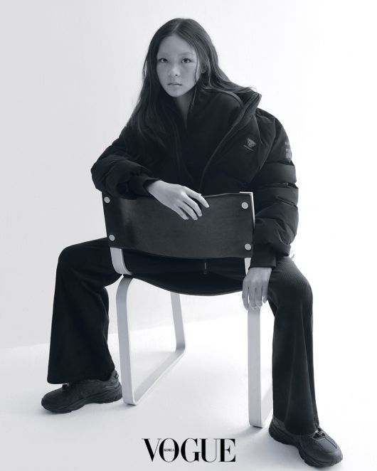 추사랑이 다이나핏 ‘오로라 미들 다운’을 착용한 보그 코리아 11월호 화보 [다이나핏 제공]