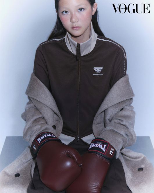 보그 코리아 11월호 화보에서 다이나핏 ‘다이아 레오 TR’을 착용한 추사랑 [다이나핏 제공]