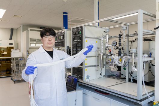 양은목 한국화학연구원 박사후연구원이 화학소재부품 상생기술협력센터 연구시설에서 완성된 중공사막을 들어보이고 있다.[한국화학연구원 제공]