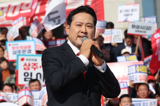 장동혁 국민의힘 대표가 12일 서울 여의도 국회 본청 앞에서 열린 “대장동 일당 7400억 국고 환수 촉구 및 검찰 항소 포기 외압 규탄대회”에서 발언하고 있다. [연합]