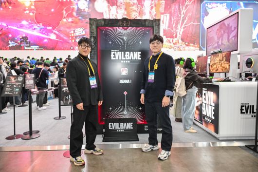 이정호(왼쪽) 넷마블몬스터 기획팀장, 최동수 넷마블 사업본부장이 지난 13일 국내 최대 게임 전시회 ‘지스타(G--STAR) 2025’에 마련된 이블베인 부스 앞에서 기념촬영하고 있다.   [넷마블 제공]