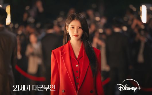 올해 넷플릭스 ‘폭싹 속았수다’에 출연한 아이유는 내년에는 ‘21세기 대군부인’으로 디즈니플랫폼에서 만날 수 있게 된다. [디즈니플러스]