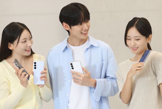 ‘갤럭시S25 FE’를 소개하는 모습 [사진 삼성전자]