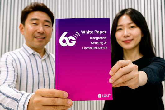 ‘6G 백서’ 표지를 모델들이 선보이고 있는 모습을 AI로 생성한 이미지  [LG유플러스 제공]