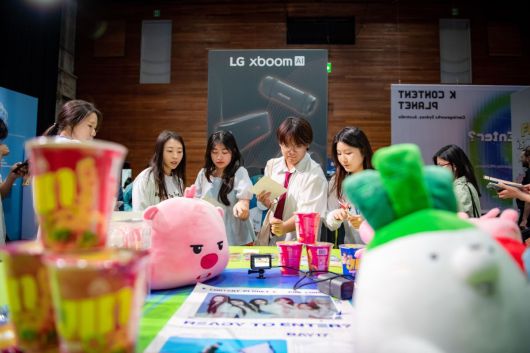 지난 2~8일(현지시간) 호주 시드니 캐리지웍스에서 열린 ‘ 2025 K-콘텐츠 플래닛 인 호주’에서 관람객들이 K-콘텐츠 지식재산(IP) 상품들을 살펴보고 있다. [한국콘텐츠진흥원]