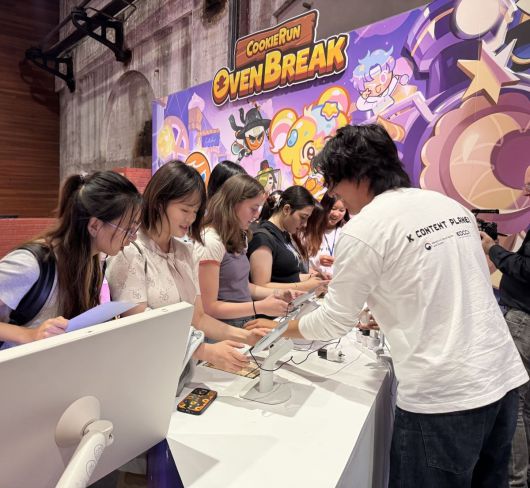 지난 2~8일(현지시간) 호주 시드니 캐리지웍스에서 열린 ‘ 2025 K-콘텐츠 플래닛 인 호주’에서 관람객들이 ‘쿠키런:오븐브레이크’를 체험하고 있다. [한국콘텐츠진흥원]