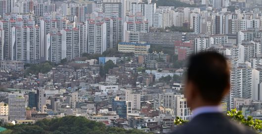 서울 남산에서 한 시민이 서울 시내 아파트를 바라보고 있다.  이상섭 기자