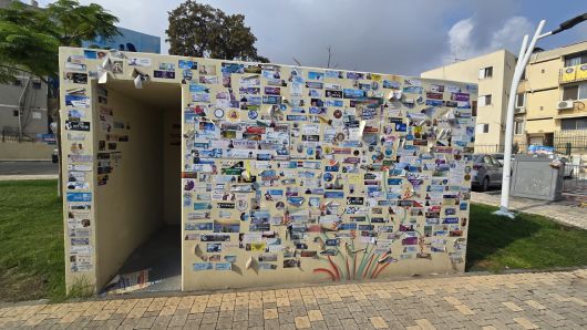 이스라엘 남부도시 스데롯 버스정류장 옆에 위치한 방공호 모습. 최대 40명을 수용할 수 있다. [(스데롯)=천예선 기자]