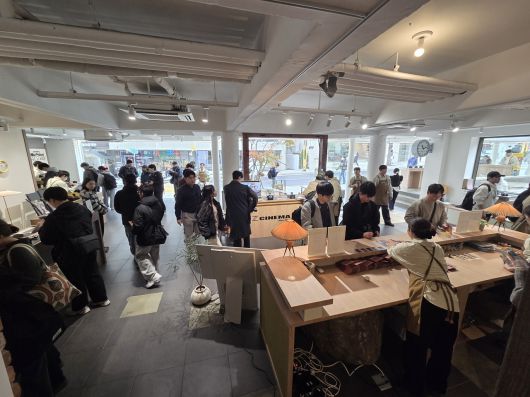 니콘이미징코리아가 20일부터 5일간 서울 종루구 북촌 코너스퀘어에서 운영하는 팝업스토어 ‘니콘 스토어’에서 방문객들이 니콘 제품을 체험해보고 있다. [니콘이미징코리아 제공]