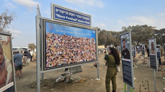 2023년 10월 7일 새벽 팔레스타인 무장정파 하마스의 기습 공격으로 378명이 사망하고 44명이 납치된 노바 뮤직 페스티벌 현장에는 현재 추모공원이 들어섰다. 지난 11일 이스라엘방위군(IDF) 소속 여군이 희생자 사진을 보며 추모하고 있다. 스데롯·레임·트구마(이스라엘)=천예선 기자
