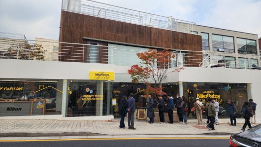 니콘이미징코리아가 20일부터 5일간 서울 종루구 북촌 코너스퀘어에서 운영하는 팝업스토어 ‘니콘 스토어’에 방문객들이 줄을 서고 있다. [니콘이미징코리아 제공]