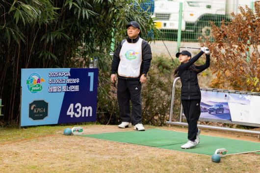 2025 KPGA 주니어리그 ‘제10회 레인보우 레벨업 토너먼트’에서 유소년 선수가 샷 하고 있다.