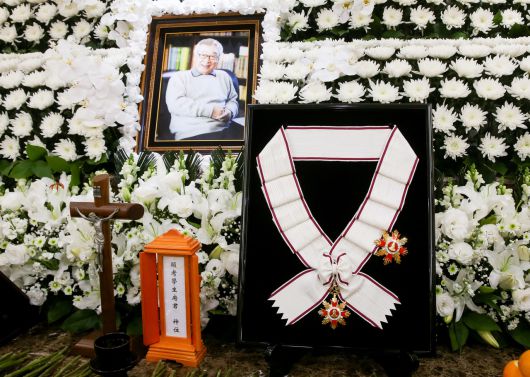 26일 서울 송파구 서울아산병원 장례식장에 차려진 고 배우 이순재 빈소에 금관문화훈장이 놓여 있다.  [사진공동취재단]