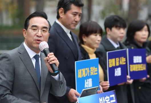 박홍근 더불어민주당 의원이 26일 서울시청 앞에서 내년 6월 3일 치러지는 서울시장 선거 출마 선언을 하고 있다. [연합]