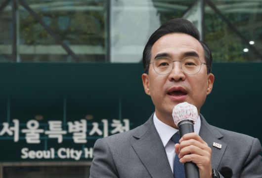 더불어민주당 박홍근 의원이 26일 서울시청 앞에서 내년 6월 3일 치러지는 서울시장 선거 출마 선언을 하고 있다. [연합]